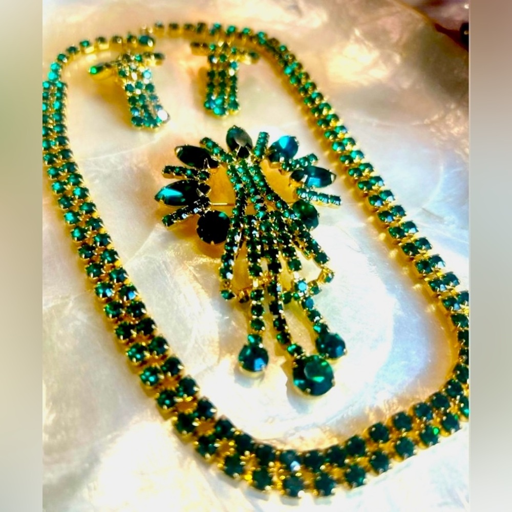 Vintage emerald green rhinestone necklace, earrings, brooch